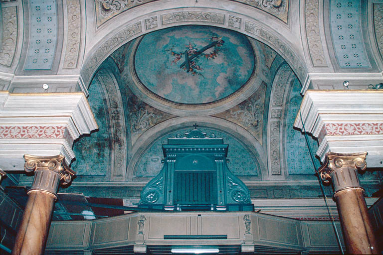 Voûtes de la première travée de la nef et tribune avec son buffet d'orgue. - © Monuments historiques, 1999