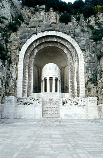 Vue d'ensemble du monument de l'architecte Séassal.