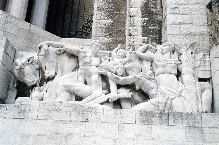 Haut-relief de droite : les bienfaits de la paix, par le sculpteur Alfred Janniot.