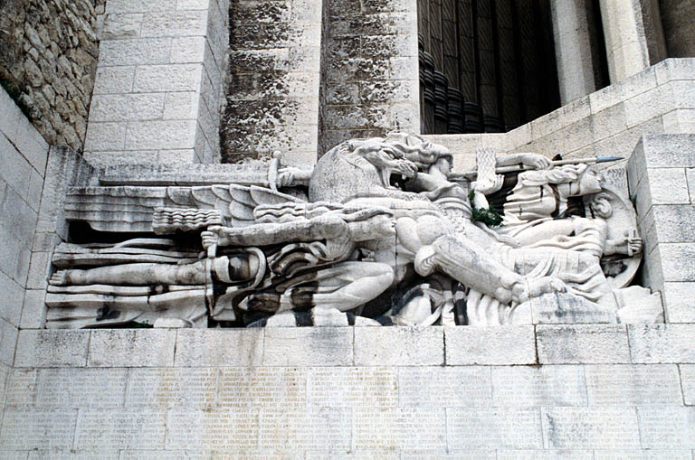 Haut-relief de gauche : l'esprit de la guerre, par le sculpteur Alfred Janniot.