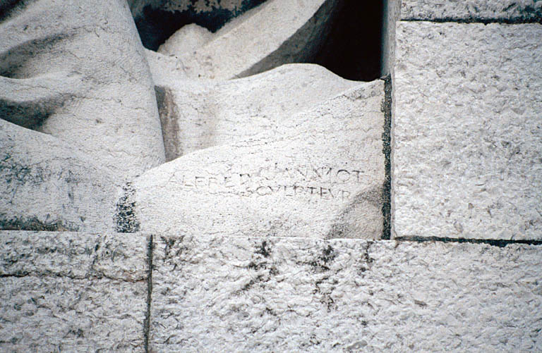 Haut-relief de gauche : signature du sculpteur Alfred Janniot.