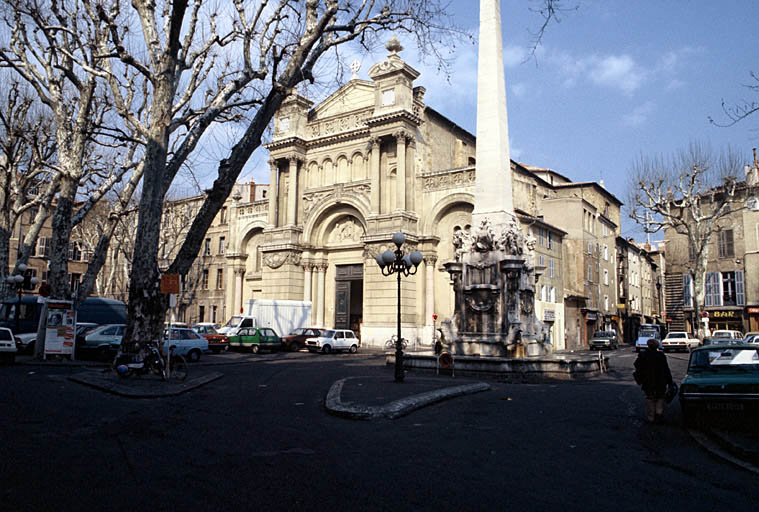 Vue générale de l'église depuis la place.