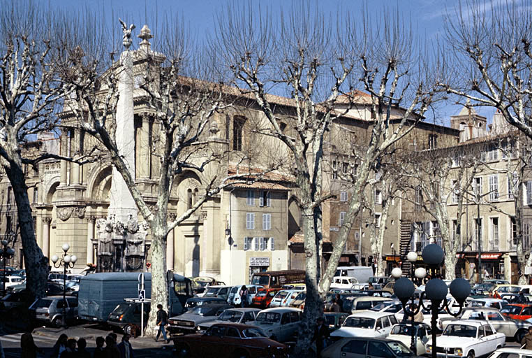 Vue générale de l'église depuis la place.