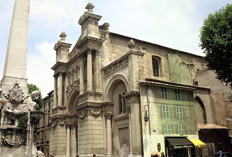 Vue de la façade principale et du retour sur la rue Portalis.