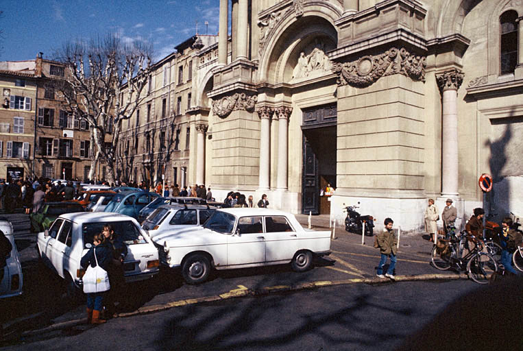 Vue de la façade principale, détail de la porte d'entrée.