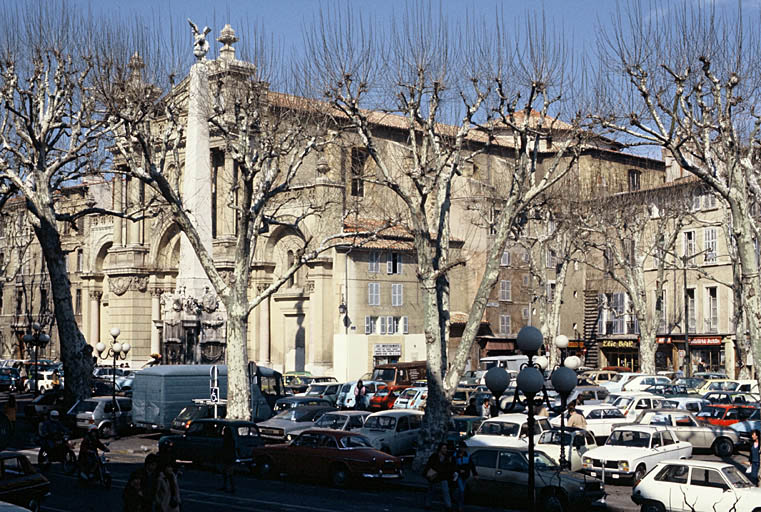 Vue générale de la façade principale et du retour depuis la place, au premier plan, la fontaine.