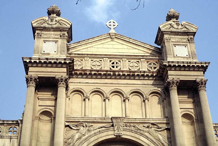 Vue de la façade principale, détail des parties hautes.