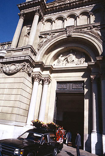 Vue de la façade principale, détail de la porte d'entrée.