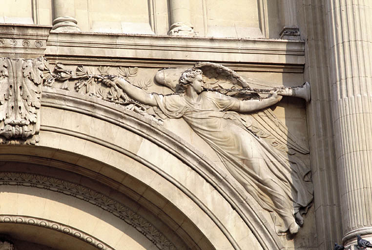 Vue de la façade principale, détail des décors sculptés la porte d'entrée.