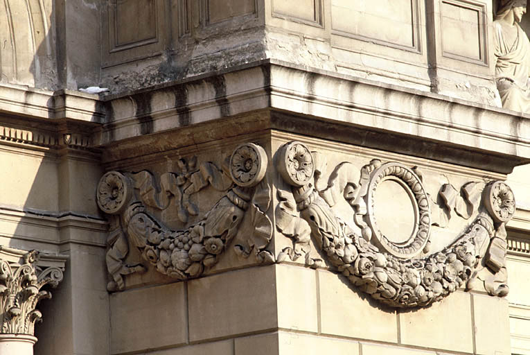 Vue de la façade principale, détail des décors sculptés la porte d'entrée.