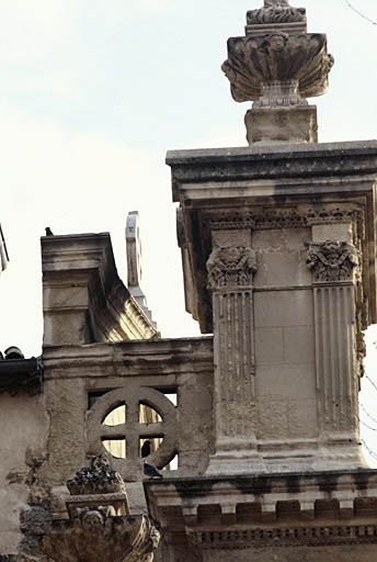 Vue de la façade principale, détail des décors sculptés des parties hautes.