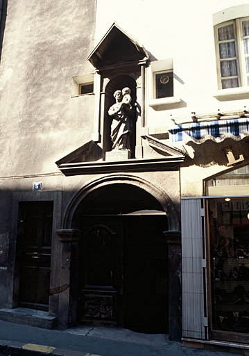 Vue de la porte d'entrée latérale sur la rue Portalis.