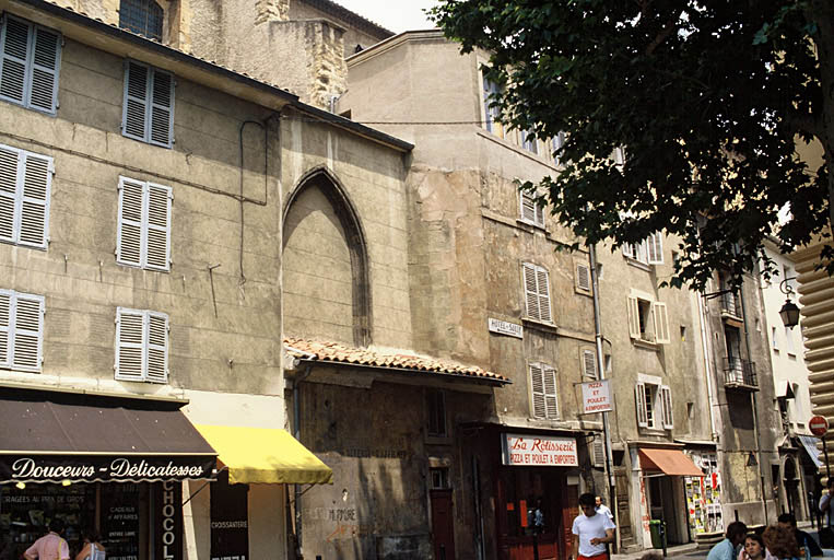 Vue des façades des maisons accolées à l'église sur la rue Portalis.