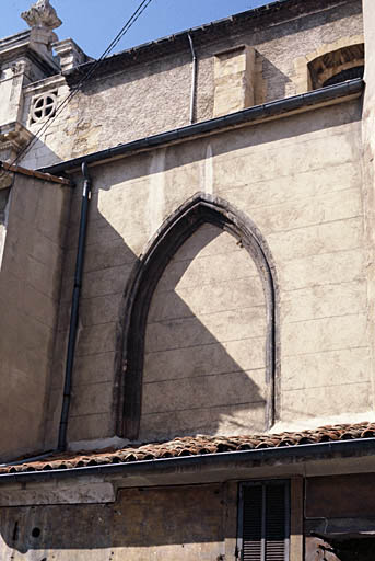 Vue des façades des maisons accolées à l'église sur la rue Portalis, détail d'une baie aveugle.