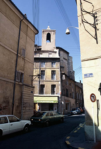 Vue des façades des maisons accolées à l'église du côté du chevet.