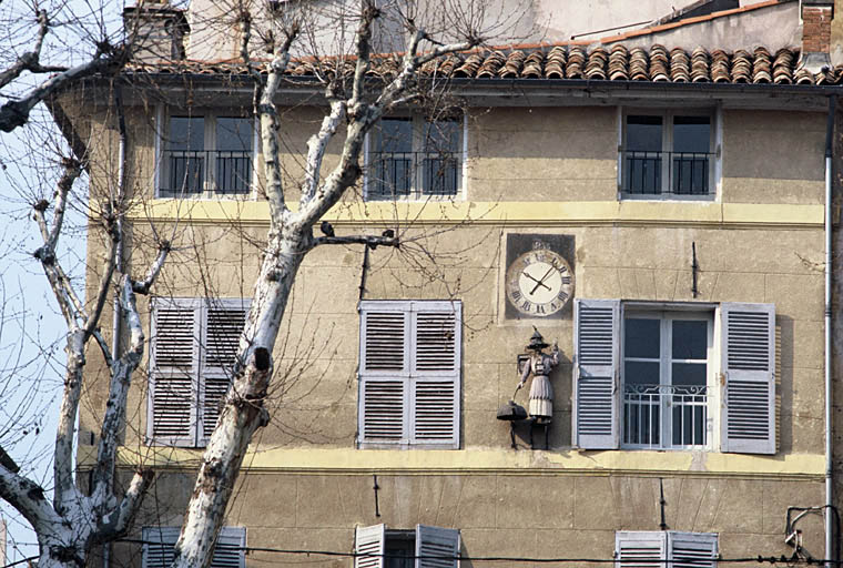 Vue d'une partie d'une façade de la place avec le chinois.