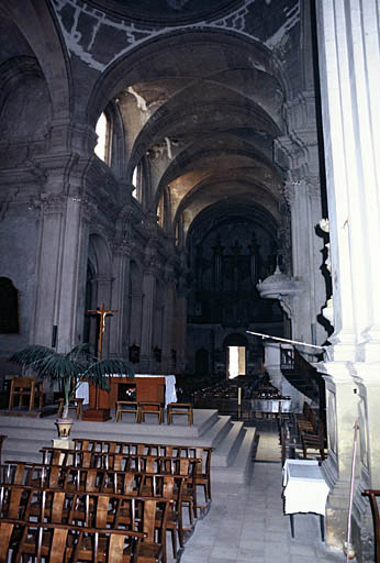 Vue de la nef depuis le choeur.