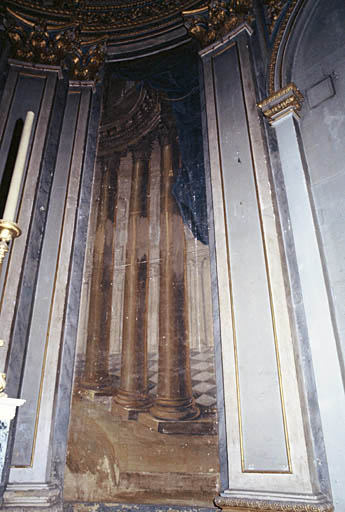 Vue du choeur, détail des peintures en trompe l'oeil.