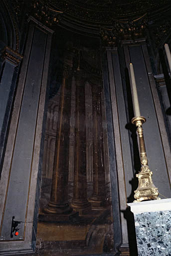 Vue du choeur, détail des peintures en trompe l'oeil.