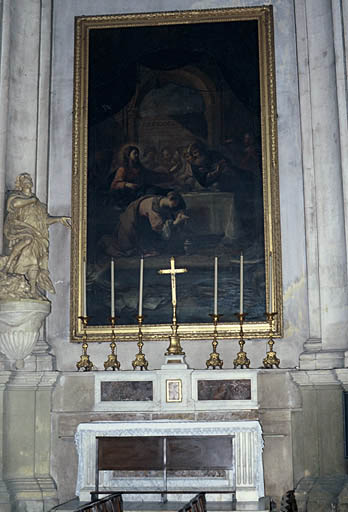 Vue du transept, détail d'un autel et son tableau.