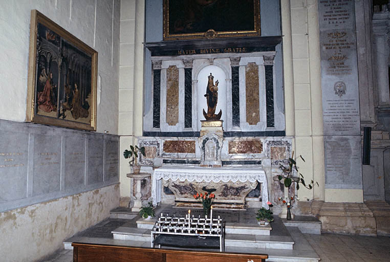 Vue du bas-côté nord, détail de l'autel et la statue de Notre-Dame de Grâces.