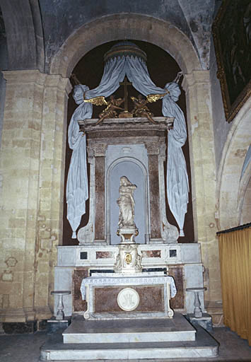 Vue du bas-côté sud avec l'autel surmonté d'une statue de la Madeleine.