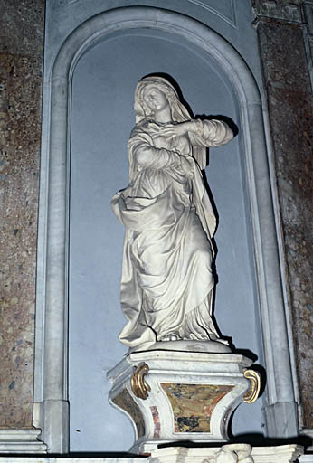 Vue du bas-côté sud avec l'autel surmonté d'une statue de la Madeleine.