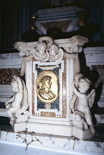 Vue du bas-côté sud avec l'autel surmonté d'une statue de la Madeleine, détail du tabernacle.