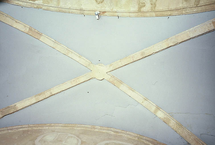 Vue du bas-côté sud, détail d'une chapelle latérale, la voûte sur croisée d'ogives.