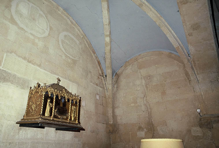 Vue du bas-côté sud, détail d'une chapelle latérale, la voûte sur croisée d'ogives.