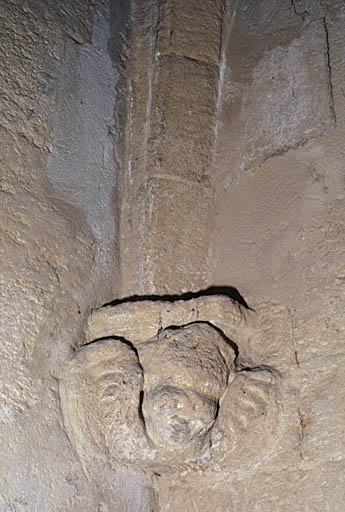 Vue du bas-côté sud, détail d'une chapelle latérale, un culot sculpté.