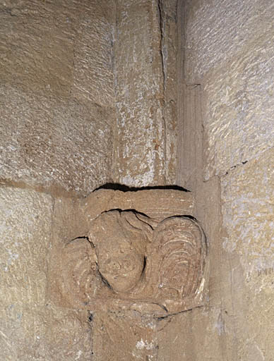 Vue du bas-côté sud, détail d'une chapelle latérale, un culot sculpté.