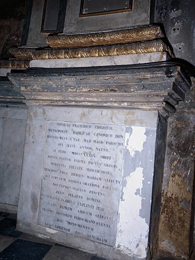 Vue du bas-côté nord, détail d'une inscription funéraire.