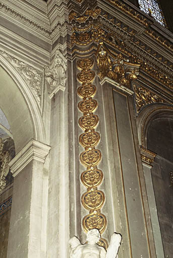 Vue du choeur, détail des parties hautes, un pilastre.