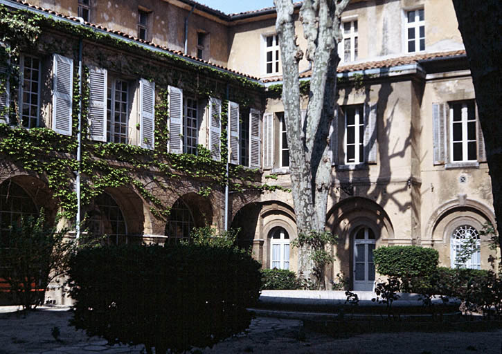 Vue générale du cloître depuis le jardin.