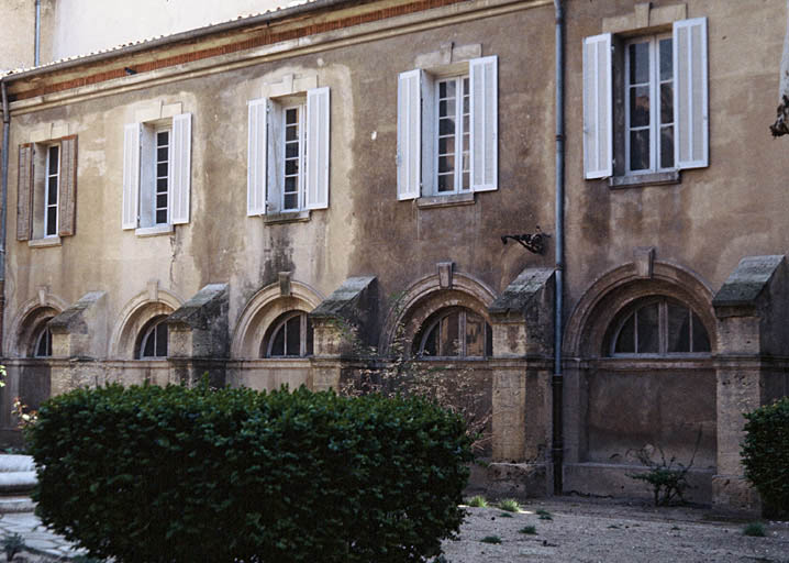 Vue générale du cloître depuis le jardin.