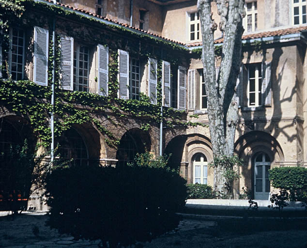 Vue générale du cloître depuis le jardin.