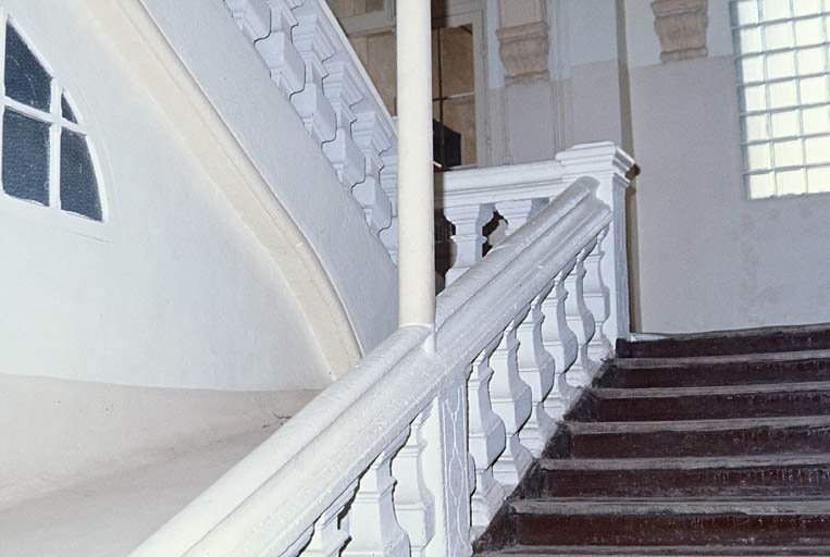 Vue intérieure, le grand escalier.