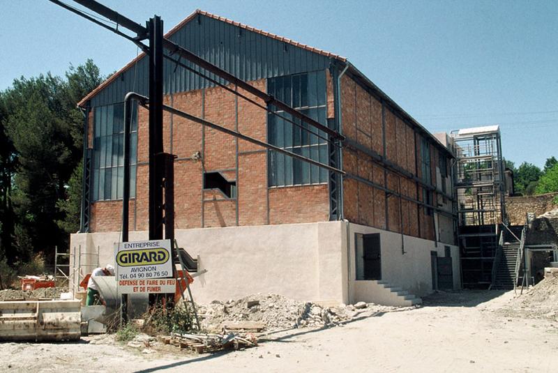 Bâtiment de la machine d'extraction, travaux de réhabilitation en cours, vue de l'extérieur.