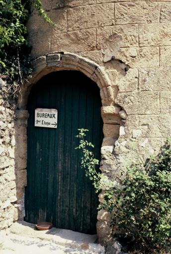 Vue de l'aile ouest, porte de la tour.