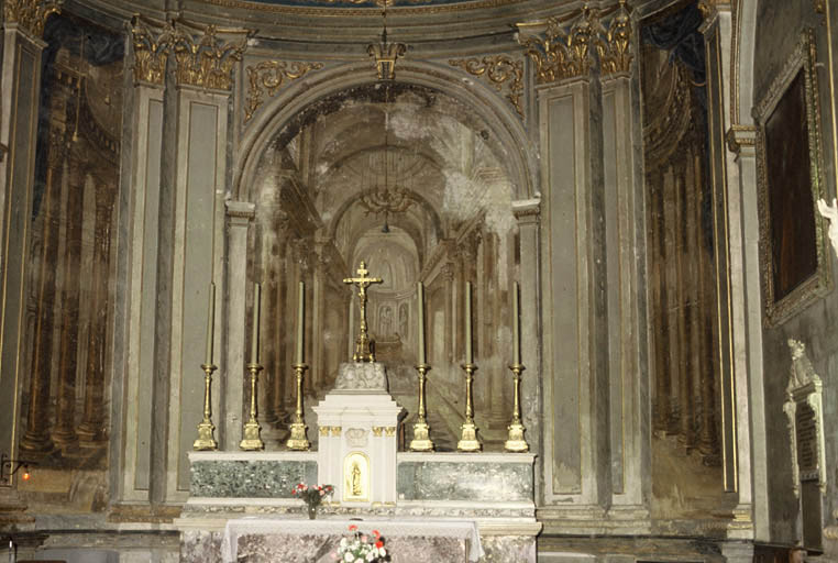 Vue du décor peint en trompe l'oeil sur le mur de fond du choeur.