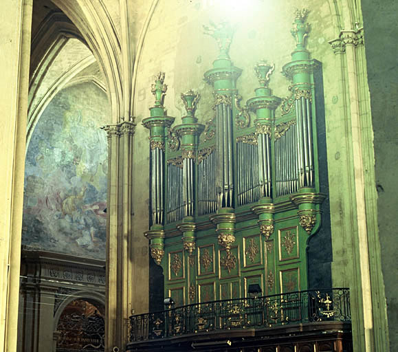 Vue de l'orgue négatif et de la peinture de la Transfiguration d'André Boisson.