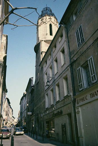 Vue de la façade nord et du clocher depuis le bas de la rue Espariat.