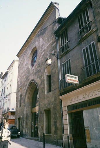 Vue de la façade nord et du clocher depuis le bas de la rue Espariat.