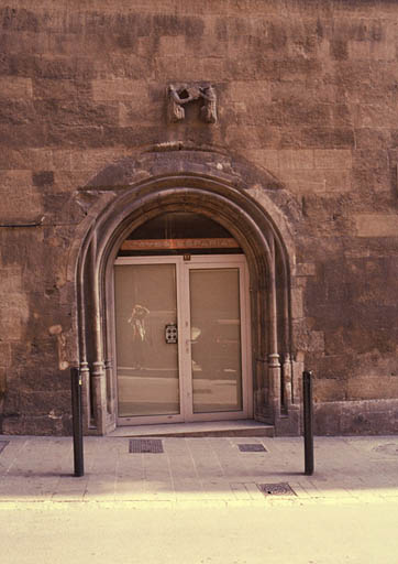 Vue de la porte du clocher.