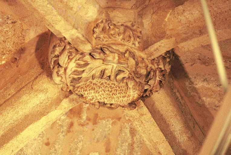 Vue d'une chapelle, détail d'une clé de voûte.