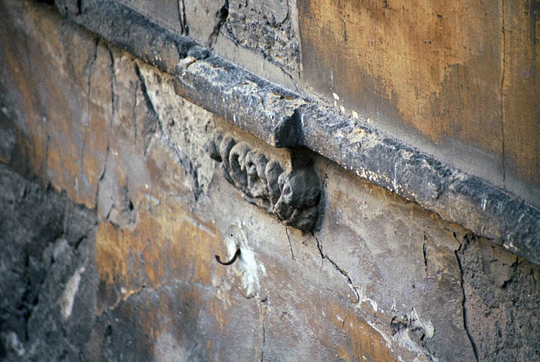 Vue du cloître, détail d'une console.