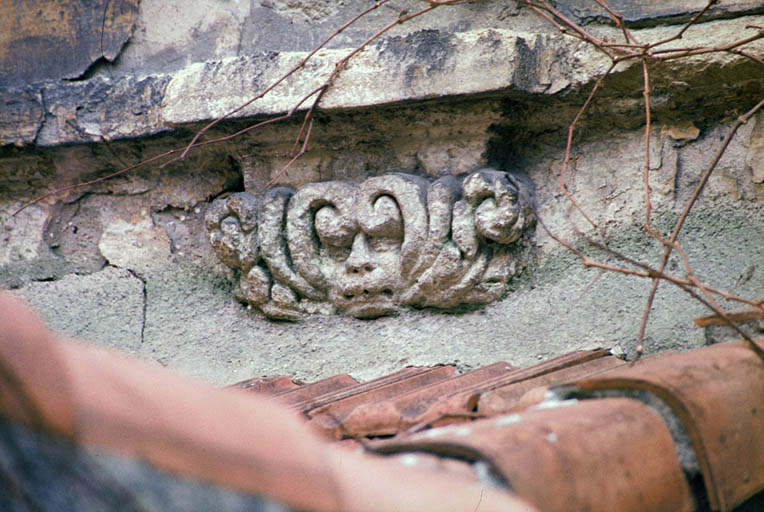 Vue du cloître, détail d'une console.