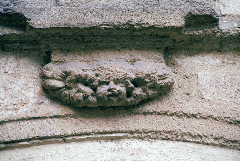 Vue du cloître, détail d'une console.