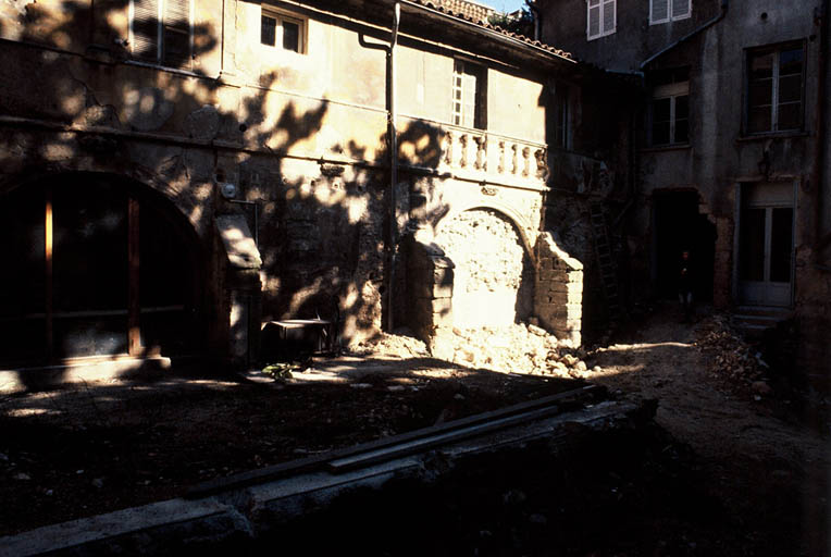 Vue du cloître, une galerie.